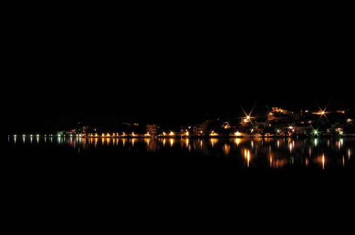 noční chorvatské pobřeží - městečko Slano