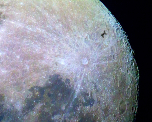 ISS na pozadí Měsíce vyfocená amatérem s CAnon EOS 70D